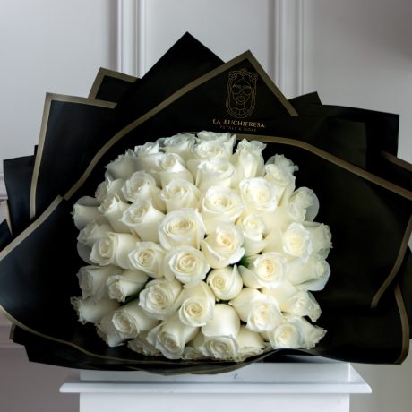 Ramo de 50 rosa blancas premium envuelto en papel coreano y liston