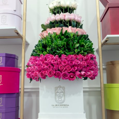 Arreglo en niveles con forma de pastel con 450 rosas en tonos rositas premium en square box white y liston