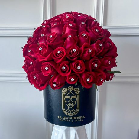 Arreglo de 50 rosas rojas premium con diamantes en las rosas en circular black box