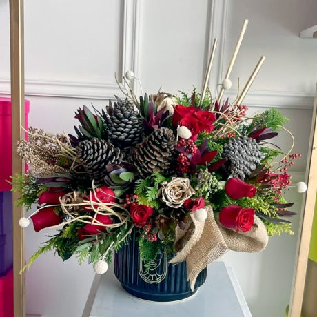 Arreglo de 25 rosas rojas premium con golden roses