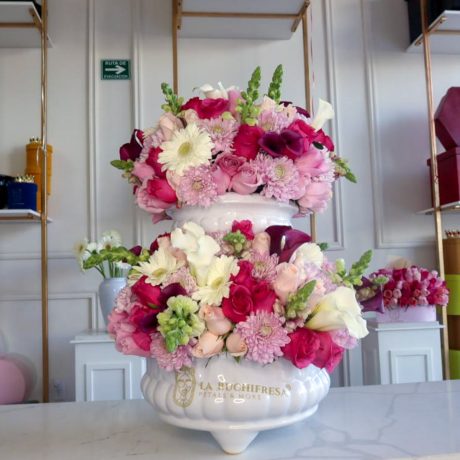 Arreglo de 2 pisos con 150 rosas tonos rosados premium