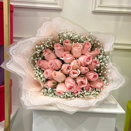 Ramo de 25 rosas rositas premium con gypso blanca alrededor envuelto en papel coreano y liston