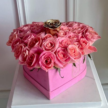 Arreglo de 40 rosas rositas y una golden rose premium encima en base de corazon rosa con terciopelo
