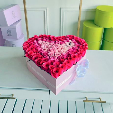Arreglo en forma de corazon con 150 rosas premium al raz en rosa cereza