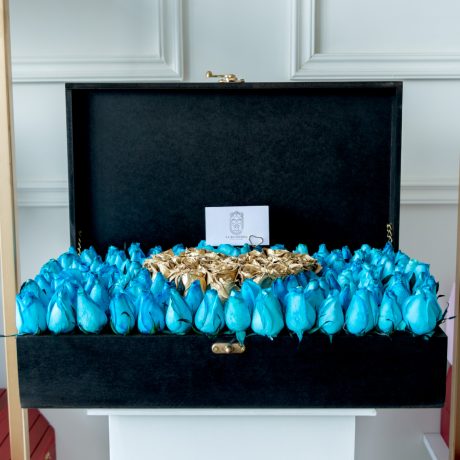 Arreglo de 75 rosas azules premium y 25 golden roses pintadas sobre medium black trunk