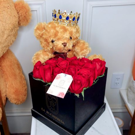 Arreglo de 15 rosas rojas premium con oso teddy mini y corona sobre caja cuadrada negra