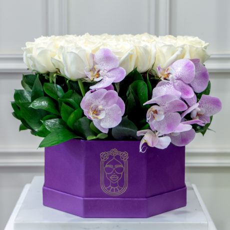 Arreglo en forma de jardin floral con 40 rosas blancas premium