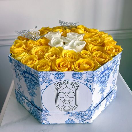 Arreglo de 40 rosas amarillas premium con rosas blancas al centro en base hexagonal print