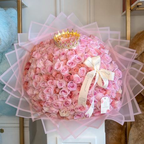 Ramo de 150 rosas rositas premium con corona y moño envuelto en papel coreano y liston