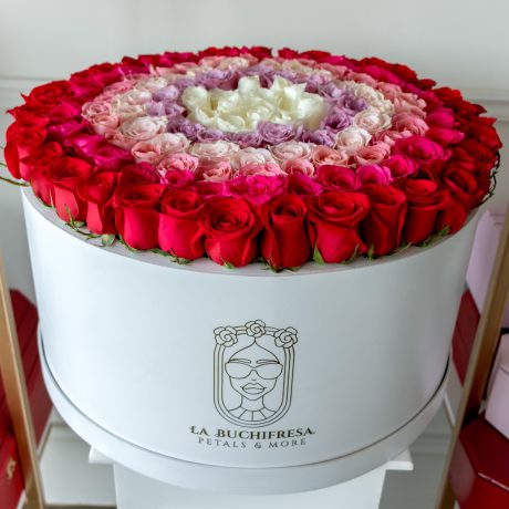 Arreglo de 125 rosas premium de colores variados al ras sobre circular white box