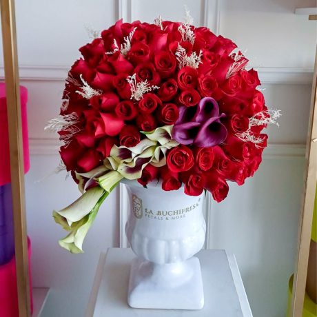 Arreglo en forma de esfera de 300 rosas rojas premium con calas en un costado y toques de follaje pintado preservado en copa blanca de ceramica