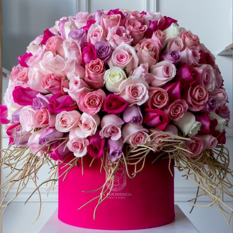 Arreglo de 250 rosas premium tonos pinks en round box fucsia velvet