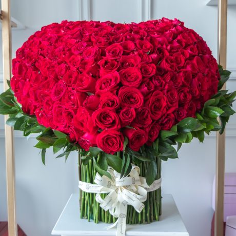 Arreglo en forma de corazon stand-up de 350 rosas rojas premium