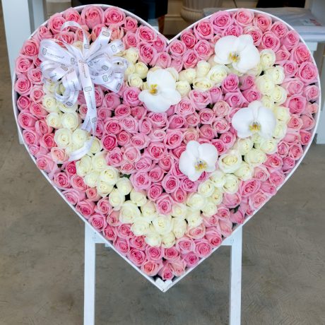 Arreglo de 300 rosas rositas y blancas premium con orquideas phalaenopsis en base de corazon stand-up blanca