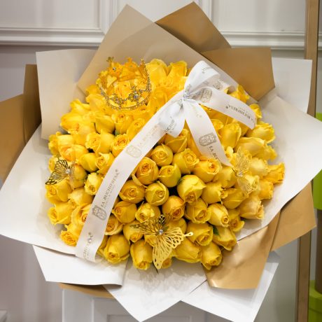 Ramo de 100 rosas amarillas premium con 3 mariposas