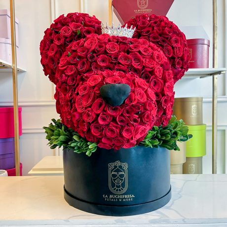Arreglo de 1000 rosas rojas con forma de cabeza de oso sobre caja negra circular