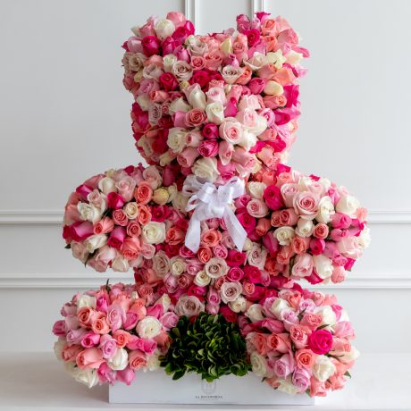 Escultura en forma de oso con 800 rosas rositas premium con un moño de liston sobre medium square white box