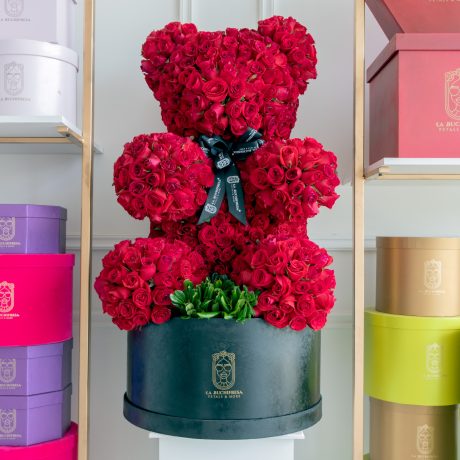 Escultura en forma de oso de 650 rosas rojas premium con clavo japones y un moño de liston sobre circular black box