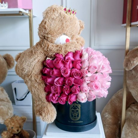 Arreglo de 150 rosas fucsia y rositas premium en forma de esfera con oso yoryo y corona encima sobre caja circular de madera negra