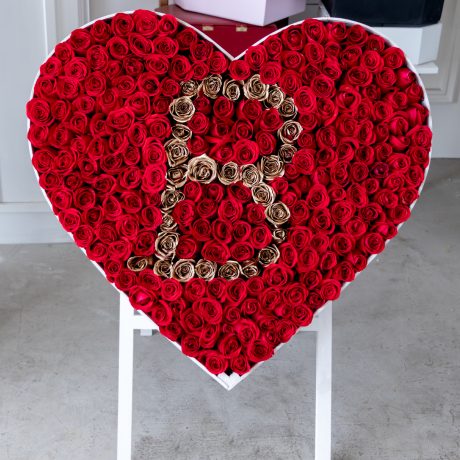 Arreglo de 300 rosas rojas y doradas premium con una letra en el centro en caja de corazon blanca con tripie (FAVOR DE PONER EN NOTAS DEL PEDIDO LA LETRA QUE VAYA A ESTAR EN EL CENTRO)