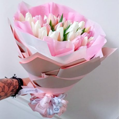 Ramo de 50 tulipanes rosas y blancos envuelto en papel coreano y liston