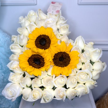 Arreglo de 50 rosas blancas premium y 3 girasoles en caja de corazon negra mediana