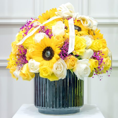 Arreglo en forma de esfera con 75 rosas amarillas y blancas premium