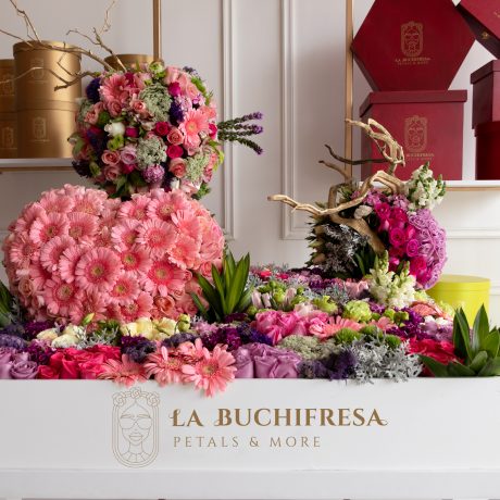 Arreglo en forma de jardin floral con 180 rosas rositas premium