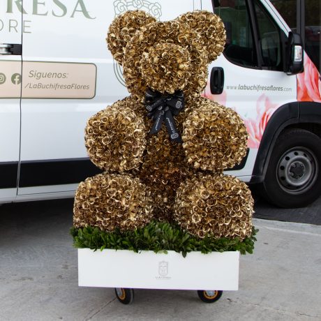 Escultura de oso con 2200 golden roses premium en square box white con un moño de liston y clavo japones